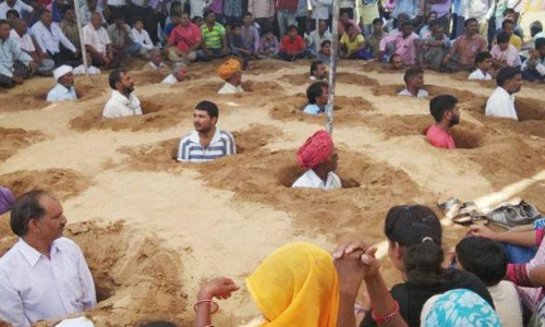 राजस्थान : खुद को गर्दन तक जमीन में गाड़ किसान ले रहे हैं जमीन समाधि