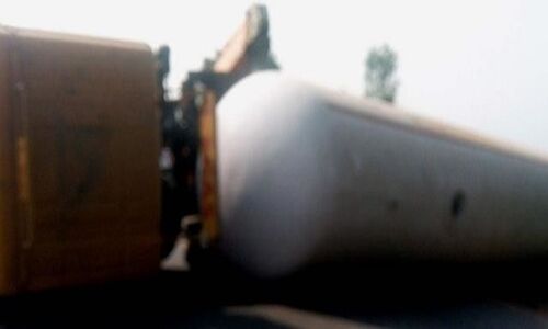 चंदौली: हाईवे पर LPG से भरा टैंकर पलटा, हाईवे पर लगा जाम चंदौली: हाईवे पर LPG से भरा टैंकर पलटा, हाईवे पर लगा जाम