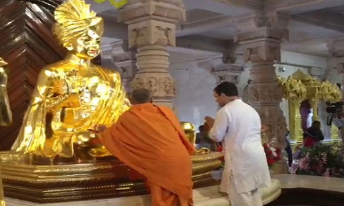 पीएम मोदी के बाद अक्षरधाम मंदिर पहुंचे राहुल गांधी, पूजा-अर्चना कर बीजेपी पर साधा निशाना