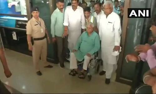 लालू पहुंचे पटना, देखने को उमड़ा हुजूम