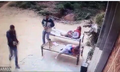 देखें वीडियो: किस तरह इस बूढी माँ को हत्यारों ने दिन दहाड़े गोलियों से भून दिया, बेटा भी मार डाला