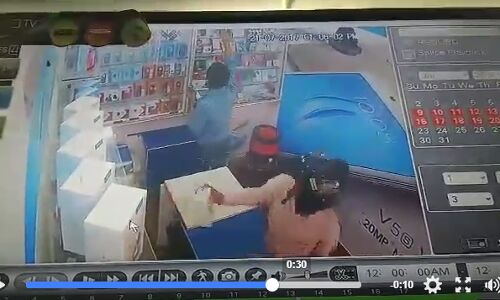 दुकानदार को झांसा दे चोर ने किया मोबाइल पर हाथ साफ  चोर की हरकत सीसीटीवी फुटेज में कैद