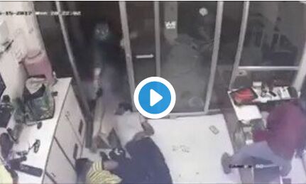 सीसीटीवी में कैद हुई मथुरा लूट की वारदात, कैसे रौंदा गोली मारने के बाद देखें वीडियो सीसीटीवी में कैद हुई मथुरा लूट की वारदात, कैसे रौंदा गोली मारने के बाद देखें वीडियो