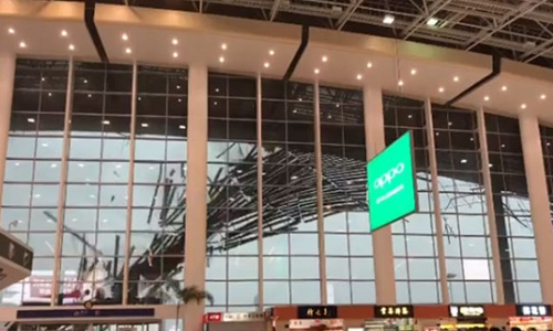 OMG: ऐसा आया तूफान की उड़ गई एयरपोर्ट की छत, वीडियो हुआ वायरल