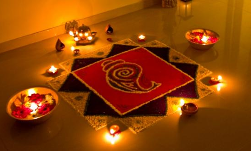 दिवाली और धनतेरस पर बाजार में रौनक, इस दिन जरूर खरीदें ये चीजें