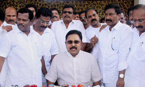 तमिलनाडु : टीटीवी दिनाकरन के समर्थक 18 AIADMK विधायक अयोग्य घोषित तमिलनाडु : टीटीवी दिनाकरन के समर्थक 18 AIADMK विधायक अयोग्य घोषित