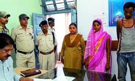 चाची भतीजे दोनों नंगें होकर कर रहे थे सेक्स, फिर जो पहुंचा उसने जो किया उससे उड़ गये होश!