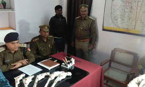 कासगंज पुलिस की बड़ी कामयाबी, नगर निकाय चुनाव के दौरान सप्लाई हेतु शस्त्र बनाते हुए फैक्ट्री संचालक गिरफ्तार