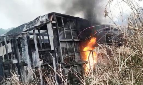 झारखंड के पाकुड़ में लगी चलती बस में आग, कई लोंगों के मरने की आशंका झारखंड के पाकुड़ में लगी चलती बस में आग, कई लोंगों के मरने की आशंका