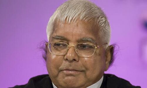 मंच टूटने से लालू प्रसाद यादव हुए चोटिल, कमर में आई चोट