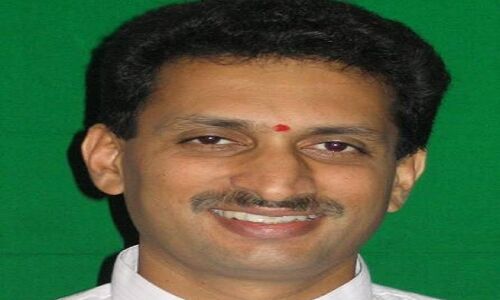 बीजेपी सांसद ने डॉक्टरों पर बरसाए लात-घूसे, देखें video बीजेपी सांसद ने डॉक्टरों पर बरसाए लात-घूसे, देखें video