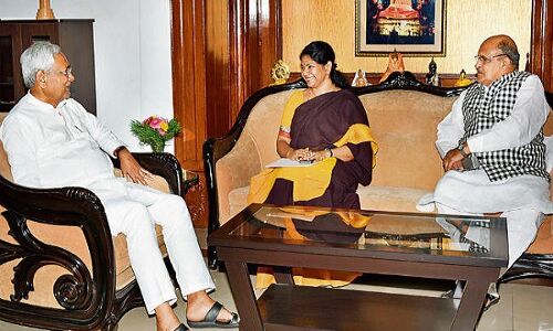 नीतीश-लालू से मिलीं DMK सांसद कनिमोझी, जानिए क्यों