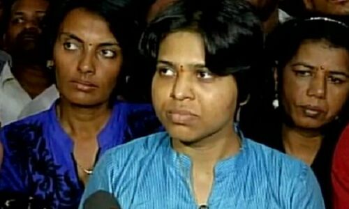 तृप्ति देसाई के खिलाफ केस दर्ज, मारपीट और जातिसूचक टिप्पणी करने का आरोप