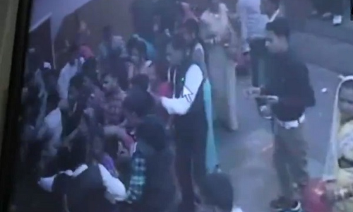 VIDEO: शादी में दुल्हन के साथ सेल्फी लेने से किया मना तो हुआ हंगामा, जमकर चले लात-घूंसे