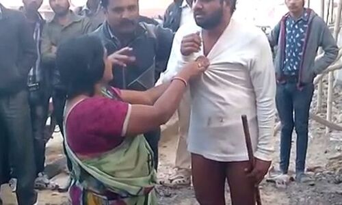 वृंदावन में लोगो ने बाबा को जमकर पीटा, करता था लडकियों से अश्लीलता, देखें वीडियो वृंदावन में लोगो ने बाबा को जमकर पीटा, करता था लडकियों से अश्लीलता, देखें वीडियो