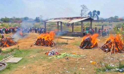 एक साथ जलीं 24 चिताएं, गांव में पसरा मातमी माहौल एक साथ जलीं 24 चिताएं, गांव में पसरा मातमी माहौल