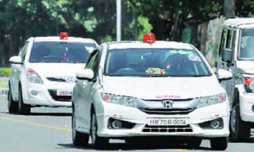 दर्द-ए-लालबत्ती : विधायकों ने कहा- मुझे नहीं लगना कॉमन मैन की तरह लाइन में दर्द-ए-लालबत्ती : विधायकों ने कहा- मुझे नहीं लगना कॉमन मैन की तरह लाइन में