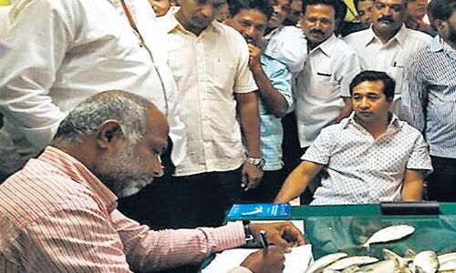 कांग्रेस विधायक ने खोया आपा, सरकारी अधिकारी पर फेंकी मछलियां, देखिये वीडियो