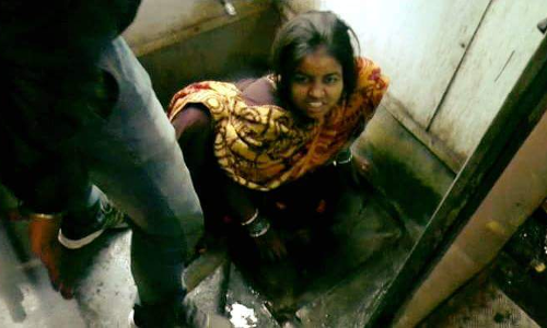 महिला का पैर फंसा ट्रेन के टायलेट मे, मचा हडकम्प , रेलकर्मियों ने मुश्किल से महिला को निकाला सुरक्षित