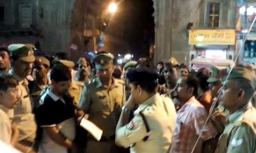 मथुरा में योगी का इकबाल फेल, 2 व्यापारियों की हत्या और दो घायल, बदमाश बारदात कर फरार मथुरा में योगी का इकबाल फेल, 2 व्यापारियों की हत्या और दो घायल, बदमाश बारदात कर फरार