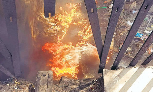 रेलवे स्टेशन नाले में लगी भीषण आग, अग्निशमन ने पाया काबू