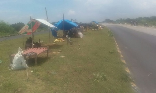 बाढ़ का कहर: गोरखपुर-मुजफ्फरपुर हाईवे पर रात बिताने को मजबूर लोग, पुलिस भी कर रही परेशान