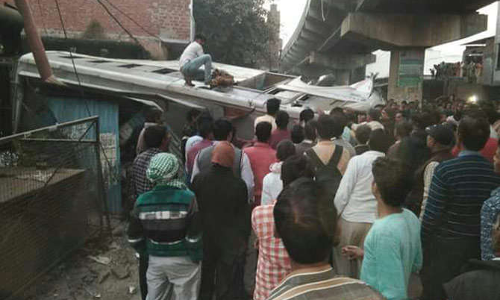 हरदोई: यात्रियों से भरी बस ओवर ब्रिज से नीचे गिरी, दो की मौत कई घायल हरदोई: यात्रियों से भरी बस ओवर ब्रिज से नीचे गिरी, दो की मौत कई घायल