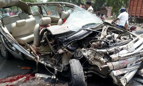 बस ने इनोवा कार को मारी टक्कर, एक महिला की मौके पर मौत दो लोग घायल