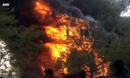 अभी अभी जयपुर के रोज गार्डन में लगी आग, बुझाने के प्रयास जारी अभी अभी जयपुर के रोज गार्डन में लगी आग, बुझाने के प्रयास जारी