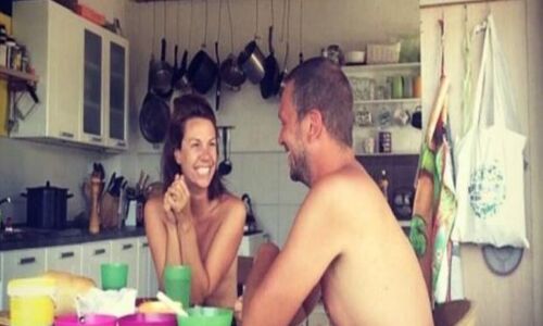 बिना कपड़ों के ही दुनिया के अलग-अलग देशों में घूम रहा है ये कपल, देखें वीडियो