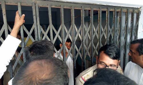 औरैया में जिला पंचायत चुनाव में नामांकन के दौरान पुलिसने किया विधायक को गिरफ्तार, पुलिस से भिड़े सपा कार्यकर्ता