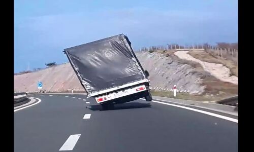 VIDEO: जब हाइवे पर अचानक दो पहियों पर दौड़ता हुआ ट्रक करने लगा हवा से बातें, फिर...