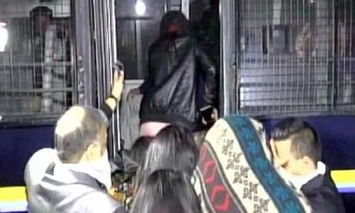 अवैध शराब पार्टी पर रेड, IPL के पूर्व कमिश्‍नर सहित 200 गिरफ्तार