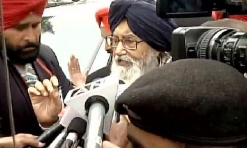 मुख्यमंत्री प्रकाश सिंह बादल ने लांबी के पोलिंग बूथ में अपना वोट डाला