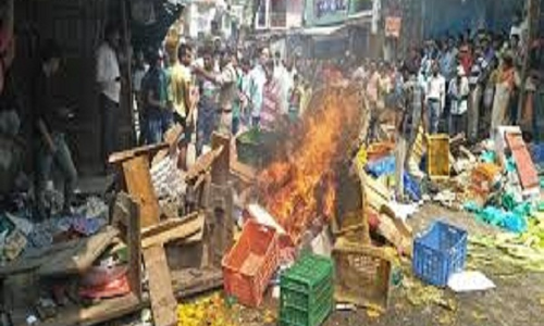 मंदिर पर आपत्तिजनक पोस्ट करने पर दो समुदायों में बवाल, आगजनी और हिंसा मंदिर पर आपत्तिजनक पोस्ट करने पर दो समुदायों में बवाल, आगजनी और हिंसा