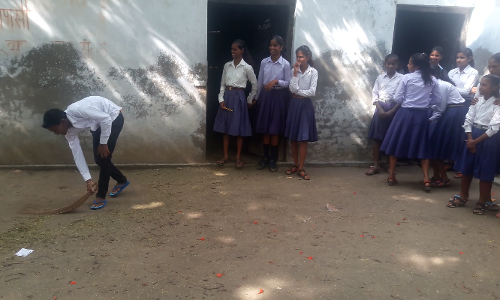 एक ऐसा स्कूल जहां देर से आते शिक्षक, नहीं होता राष्ट्रगान, छात्र खोलते हैं स्कूल, लगाते हैं झाड़ू.....