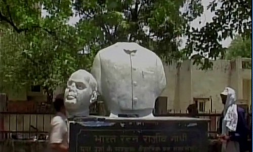यूपी के मिर्जापुर में पूर्व पीएम राजीव गाँधी की मूर्ति तोड़ी, मचा हंगामा