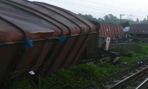 ओडिशा में बड़ा रेल हादसा, 16 डिब्बे पटरी से उतरे