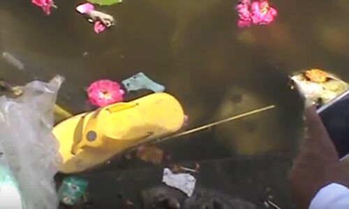 नहीं सुलझी 10 दिन पहले तालाब में मिली किशोर की लाश की गुत्थी, हत्या और आत्महत्या में उलझी पुलिस नहीं सुलझी 10 दिन पहले तालाब में मिली किशोर की लाश की गुत्थी, हत्या और आत्महत्या में उलझी पुलिस