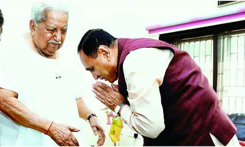 गुजरात: बीजेपी को केशुभाई पटेल का सहारा, क्यों आई याद बड़ी बात?