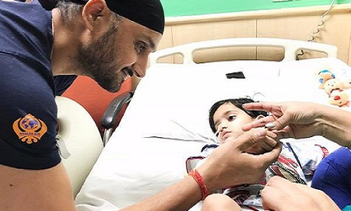 4 साल की मासूम बच्ची पर पिघला हरभजन का दिल, मदद करने पहुंचे अस्पताल