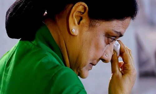 AIADMK की आम सभा में बड़ा फैसला, शशिकला को दिखाया पार्टी से बाहर का रास्ता AIADMK की आम सभा में बड़ा फैसला, शशिकला को दिखाया पार्टी से बाहर का रास्ता