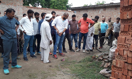 अब्बास अंसारी ने मृतक परिवार से मिलकर दी सांत्वना, महिला की बिजली के करंट से मौत