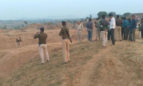 रेत माफियाओं पर कार्यवाही करने गई पुलिस पर रेत माफियाओं ने की कई रॉउंड फायरिंग रेत माफियाओं पर कार्यवाही करने गई पुलिस पर रेत माफियाओं ने की कई रॉउंड फायरिंग