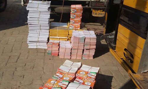 BJP की प्रचार सामग्री से भरा पिकअप वैन पुलिस ने पकड़ा, पूछताछ जारी