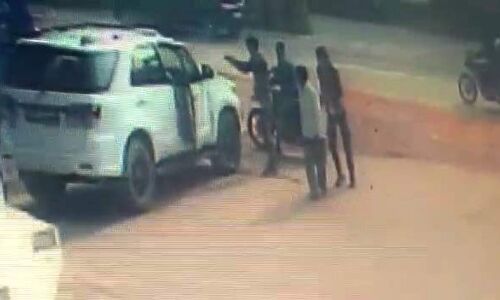 वाइक सवार बदमाशों ने भाजपा नेता को मारी गोली, सीसीटीवी में कैद हुए हमलावर