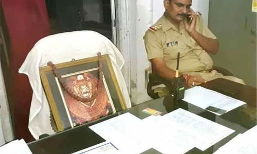 यूपी के इस थाने में कुर्सी पर नहीं बैठते है थानाध्यक्ष!