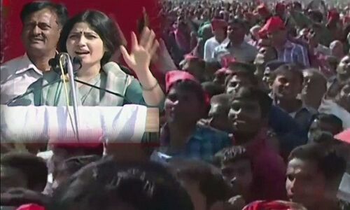 डिंपल यादव की रैली में भीड़ हुई बेकाबू, डिंपल को संभालना पड़ा मोर्चा