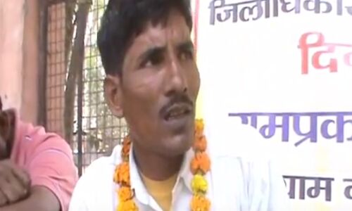 सपा के पूर्व मंत्री ने किया जमीन पर अवैध कब्जा, पीड़ित डीएम कार्यालय पर बैठा धरने पर