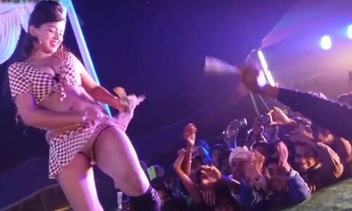 देखें वीडियो : भोजपुरी डांसर ने किये बेहद ही अश्लील इशारे, दिखाया अपना .......... पार्ट,